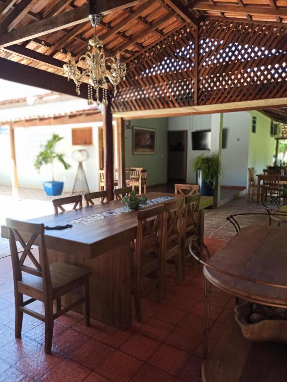 Mesa de café e produtos da fazenda